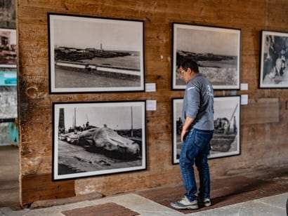 Photographies d’archives de la chasse à la baleine accrochées au mur